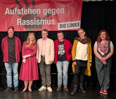 auf dem Bild von links nach rechts: Gerrit Bresch, Heidi Reichinnek, Ulrich Thoden, Kathrin Vogler, Sonja Crämer-Gembalczyk, Mareike Hermeier - im Hintergrund das Banner "Aufstehen gegen Rassismus - Die Linke"