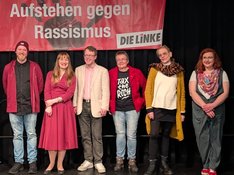 auf dem Bild von links nach rechts: Gerrit Bresch, Heidi Reichinnek, Ulrich Thoden, Kathrin Vogler, Sonja Crämer-Gembalczyk, Mareike Hermeier - im Hintergrund das Banner "Aufstehen gegen Rassismus - Die Linke"