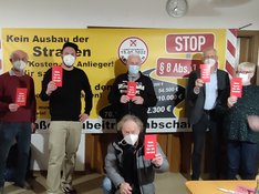 Die "Bürger gegen STRABS", Landtagskandidat Marvin Freund und die Rheinenser Linksfraktion zeigen der ungerechten Kostenbeteiligung an Straßenbaumaßnahmen die rote Karte.