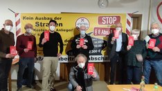 Die "Bürger gegen STRABS", Landtagskandidat Marvin Freund und die Rheinenser Linksfraktion zeigen der ungerechten Kostenbeteiligung an Straßenbaumaßnahmen die rote Karte. Die "Bürger gegen STRABS", Landtagskandidat Marvin Freund und die Rheinenser Linksfraktion zeigen der ungerechten Kostenbeteiligung an Straßenbaumaßnahmen die rote Karte.