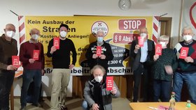 Die "Bürger gegen STRABS", Landtagskandidat Marvin Freund und die Rheinenser Linksfraktion zeigen der ungerechten Kostenbeteiligung an Straßenbaumaßnahmen die rote Karte.