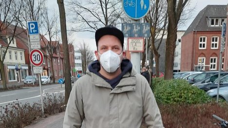 Marvin Freund (Landtagskandidat im Wahlkreis Steinfurt II) bei der Menschenkette für Solidarität in Emsdetten