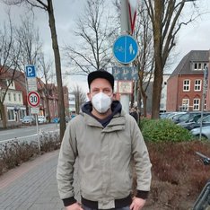 Marvin Freund (Landtagskandidat im Wahlkreis Steinfurt II) bei der Menschenkette für Solidarität in Emsdetten